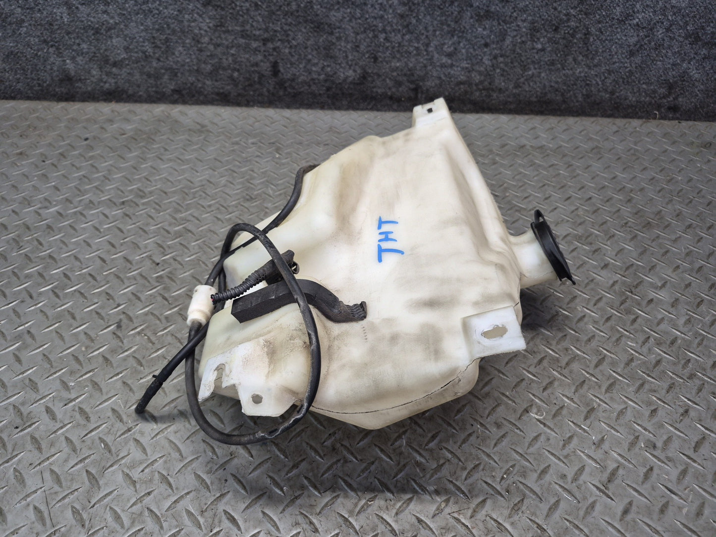 2003-2007 Hummer H2 Windshield Wiper Washer Fluid Reservoir Tank w Pump