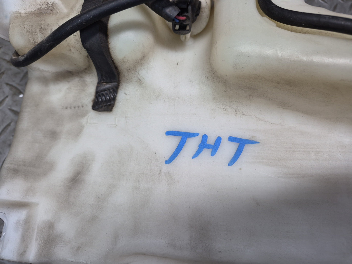2003-2007 Hummer H2 Windshield Wiper Washer Fluid Reservoir Tank w Pump