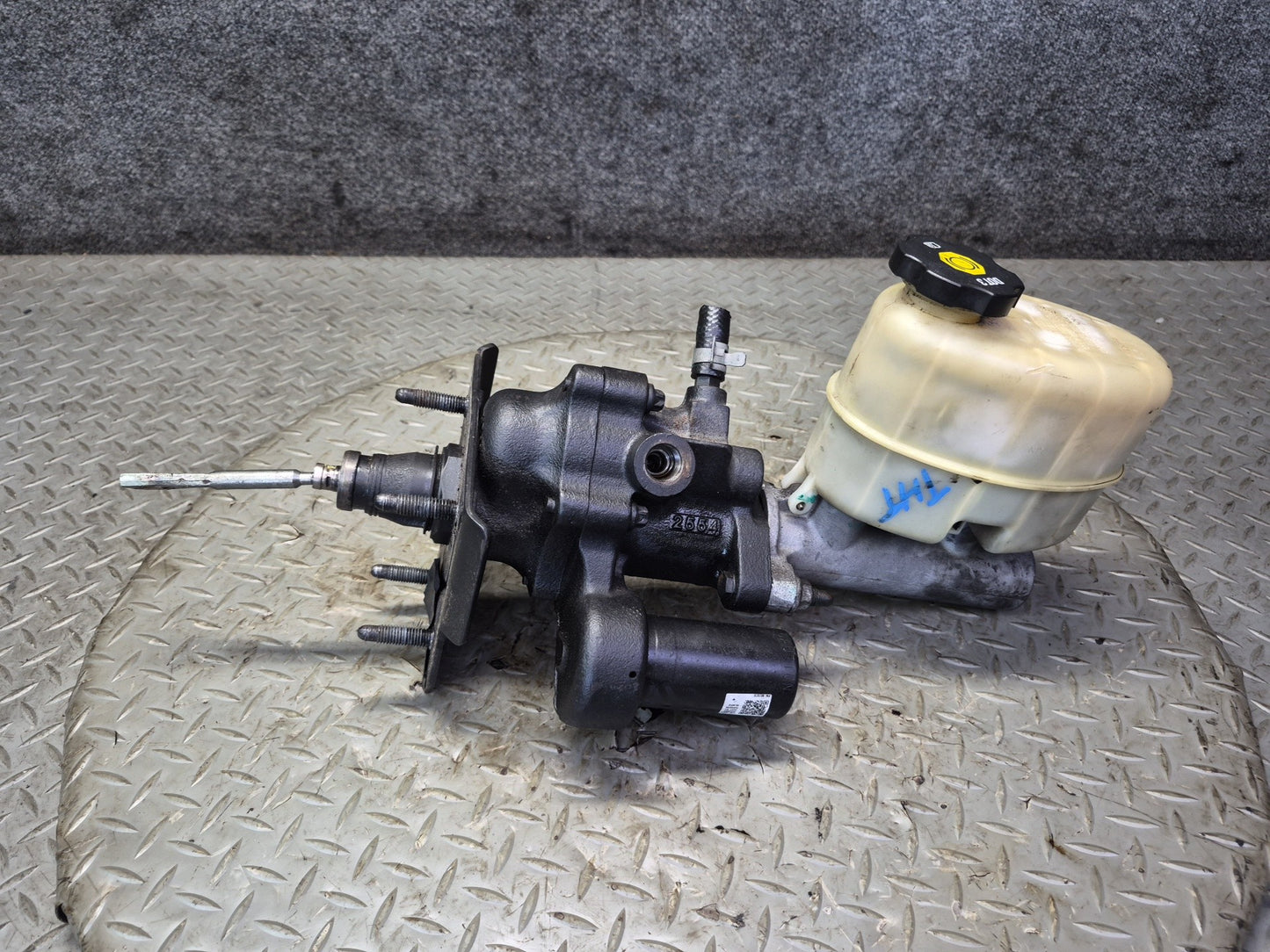 2003-2007 Hummer H2 Brake Master Cylinder Booster Fluid Reservoir
