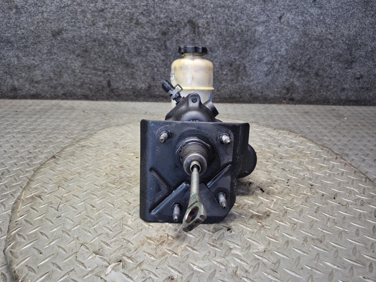 2003-2007 Hummer H2 Brake Master Cylinder Booster Fluid Reservoir