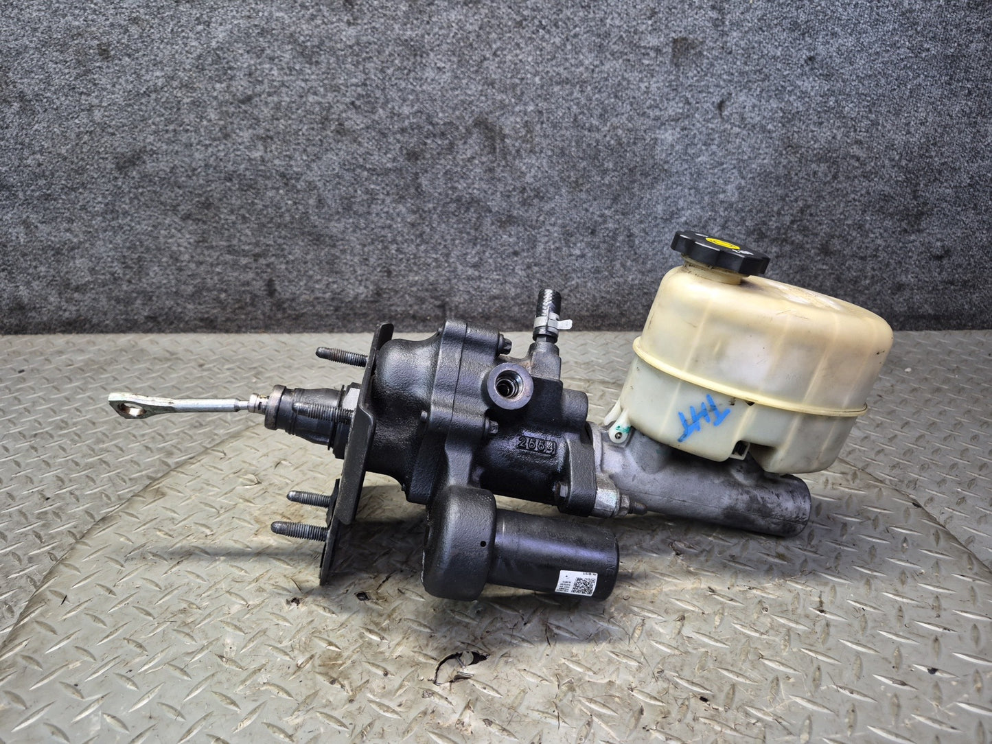 2003-2007 Hummer H2 Brake Master Cylinder Booster Fluid Reservoir