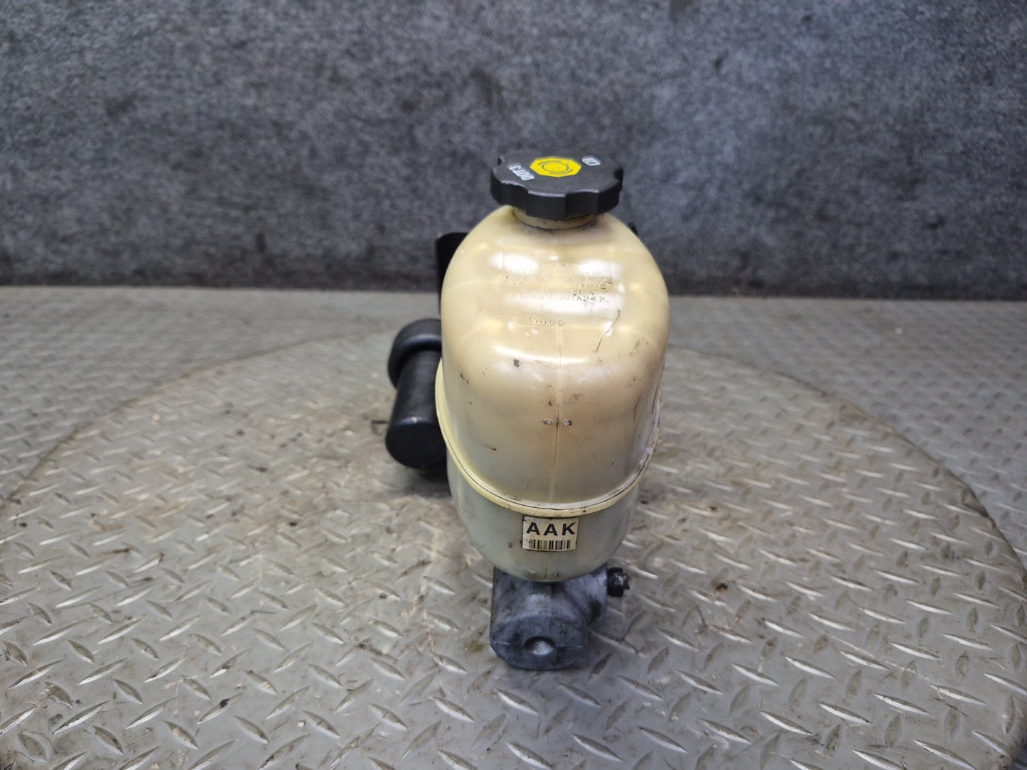 2003-2007 Hummer H2 Brake Master Cylinder Booster Fluid Reservoir