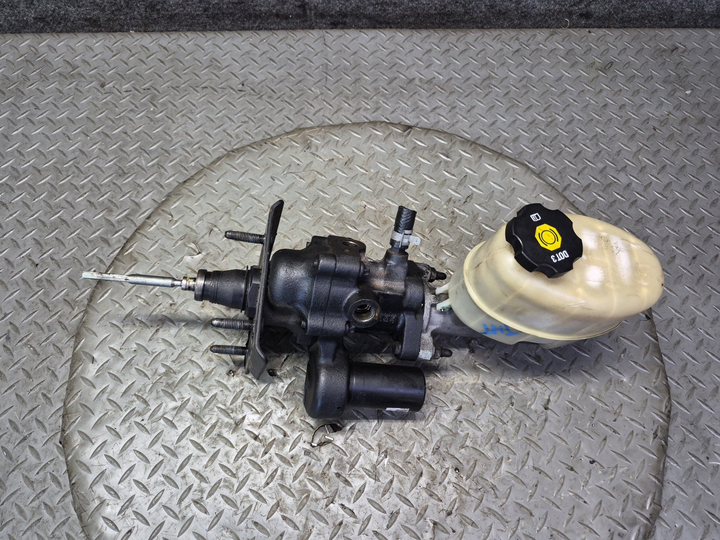 2003-2007 Hummer H2 Brake Master Cylinder Booster Fluid Reservoir