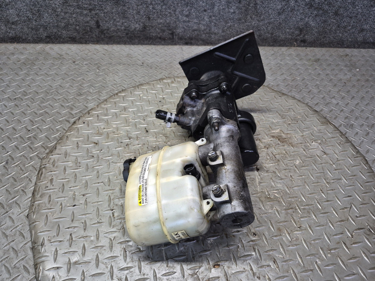 2003-2007 Hummer H2 Brake Master Cylinder Booster Fluid Reservoir