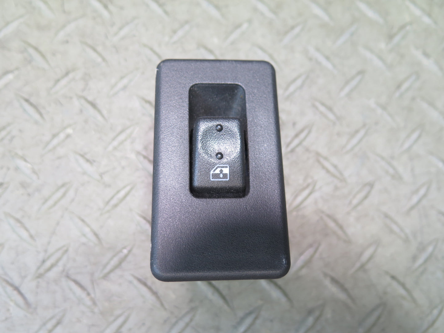 2003-2007 Hummer H2 Rear Left or Right Door Window Control Switch 15093146