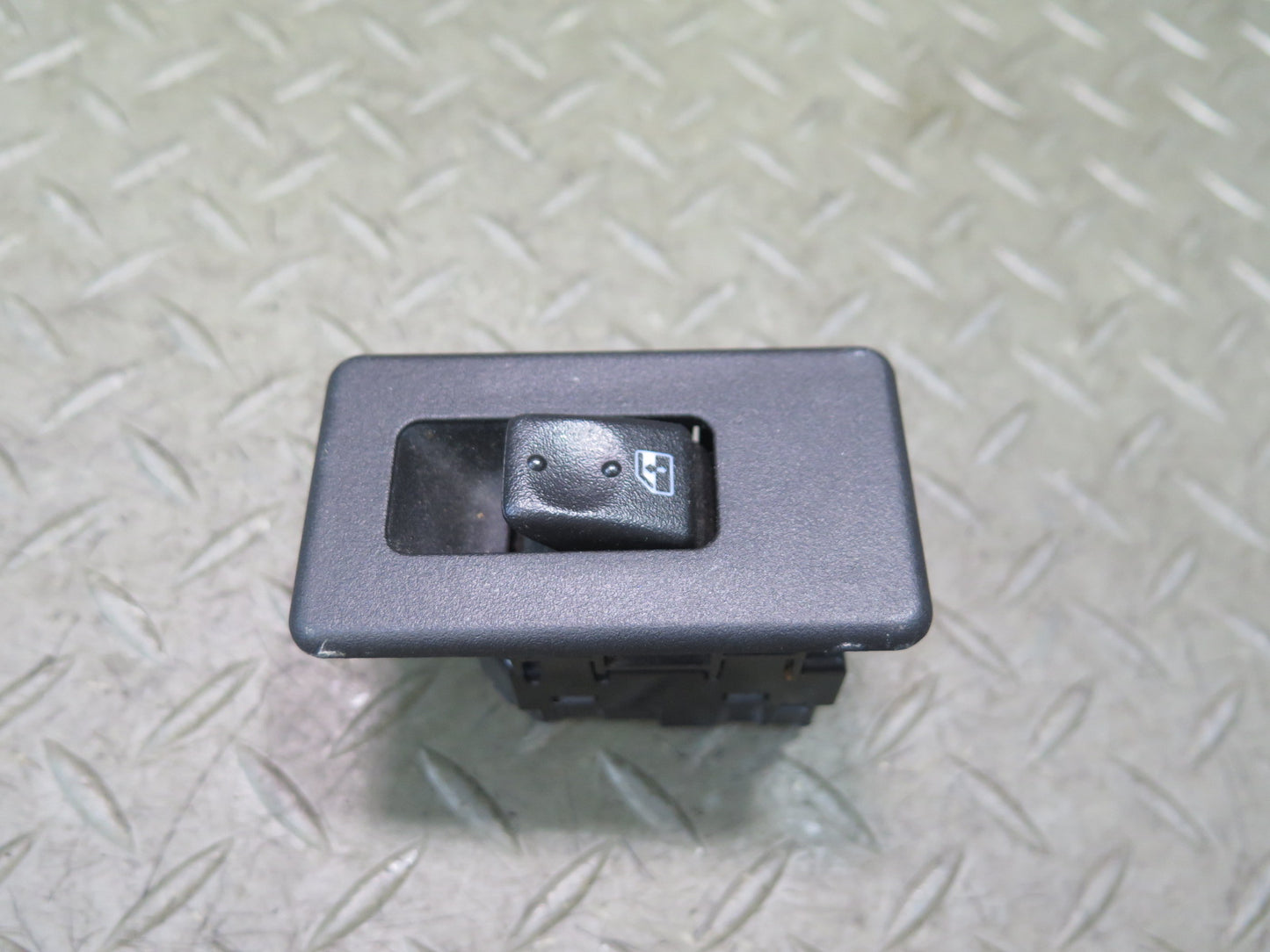 2003-2007 Hummer H2 Rear Left or Right Door Window Control Switch 15093146