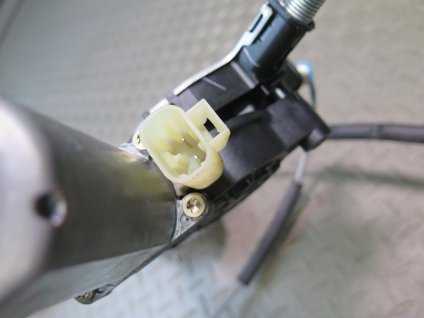 2003-2009 Hummer H2 Front Left Door Window Regulator w Motor
