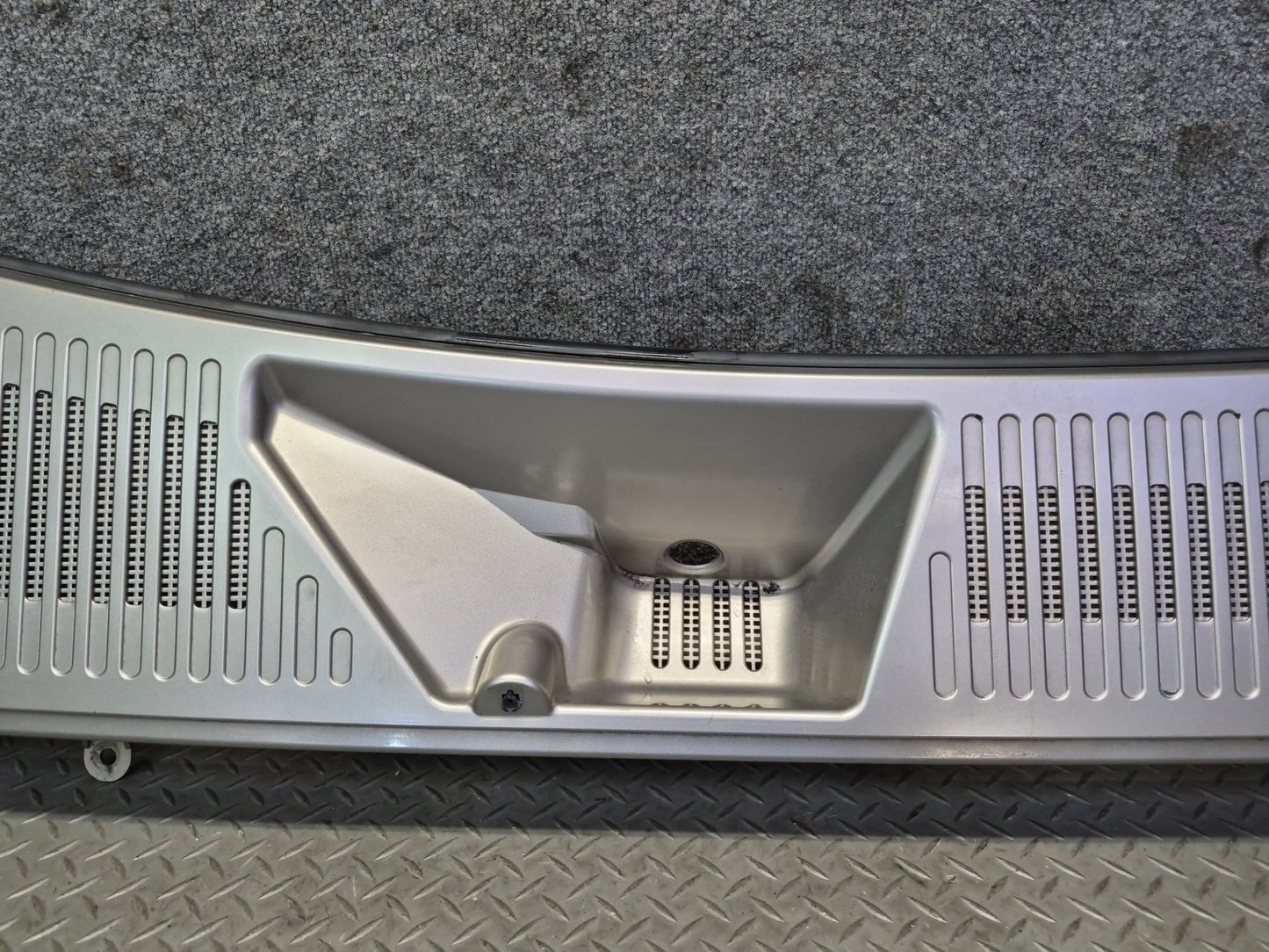 2003-2007 Hummer H2 Front Hood Cowl Vent Trim Panel Pewter Pearl 15211663
