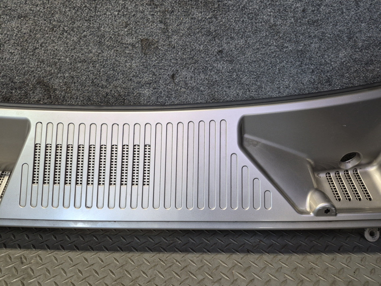 2003-2007 Hummer H2 Front Hood Cowl Vent Trim Panel Pewter Pearl 15211663