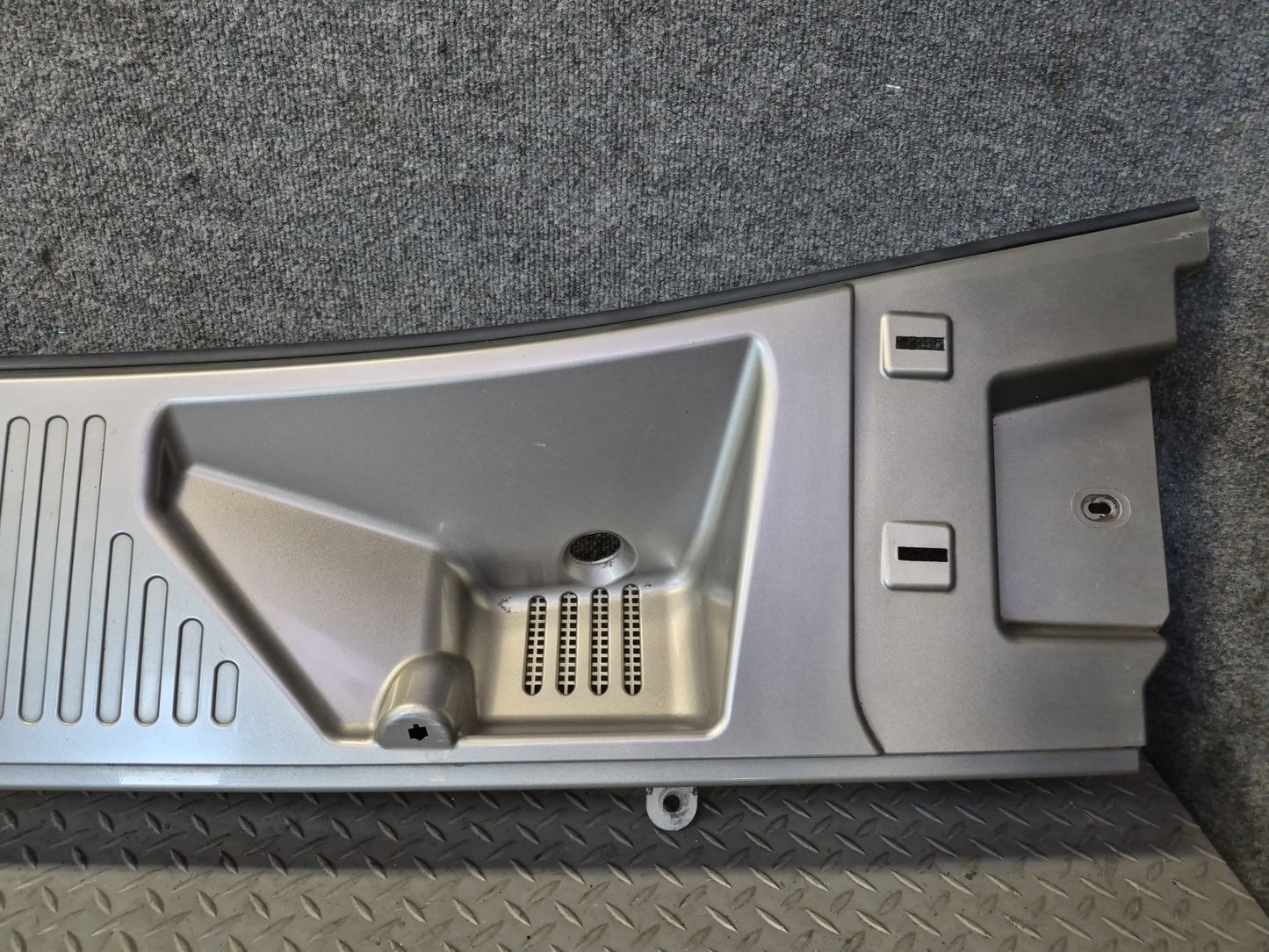 2003-2007 Hummer H2 Front Hood Cowl Vent Trim Panel Pewter Pearl 15211663