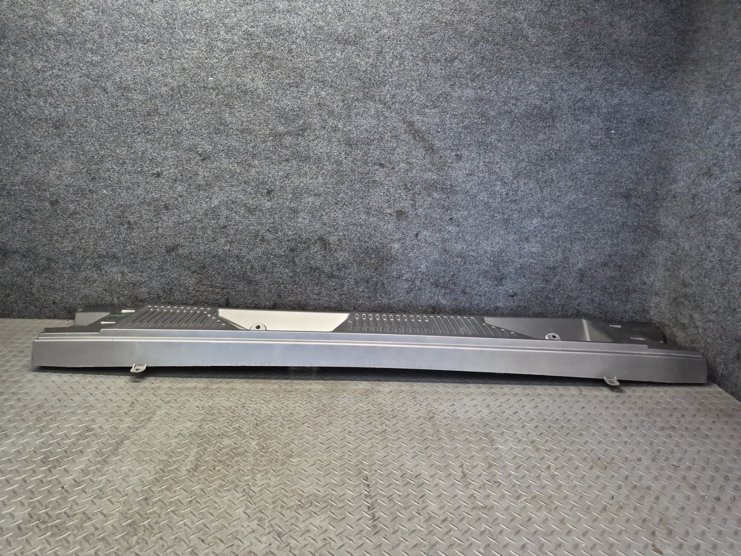 2003-2007 Hummer H2 Front Hood Cowl Vent Trim Panel Pewter Pearl 15211663