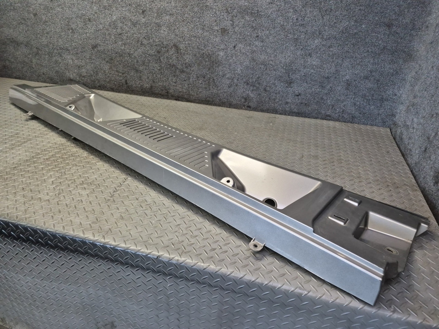 2003-2007 Hummer H2 Front Hood Cowl Vent Trim Panel Pewter Pearl 15211663