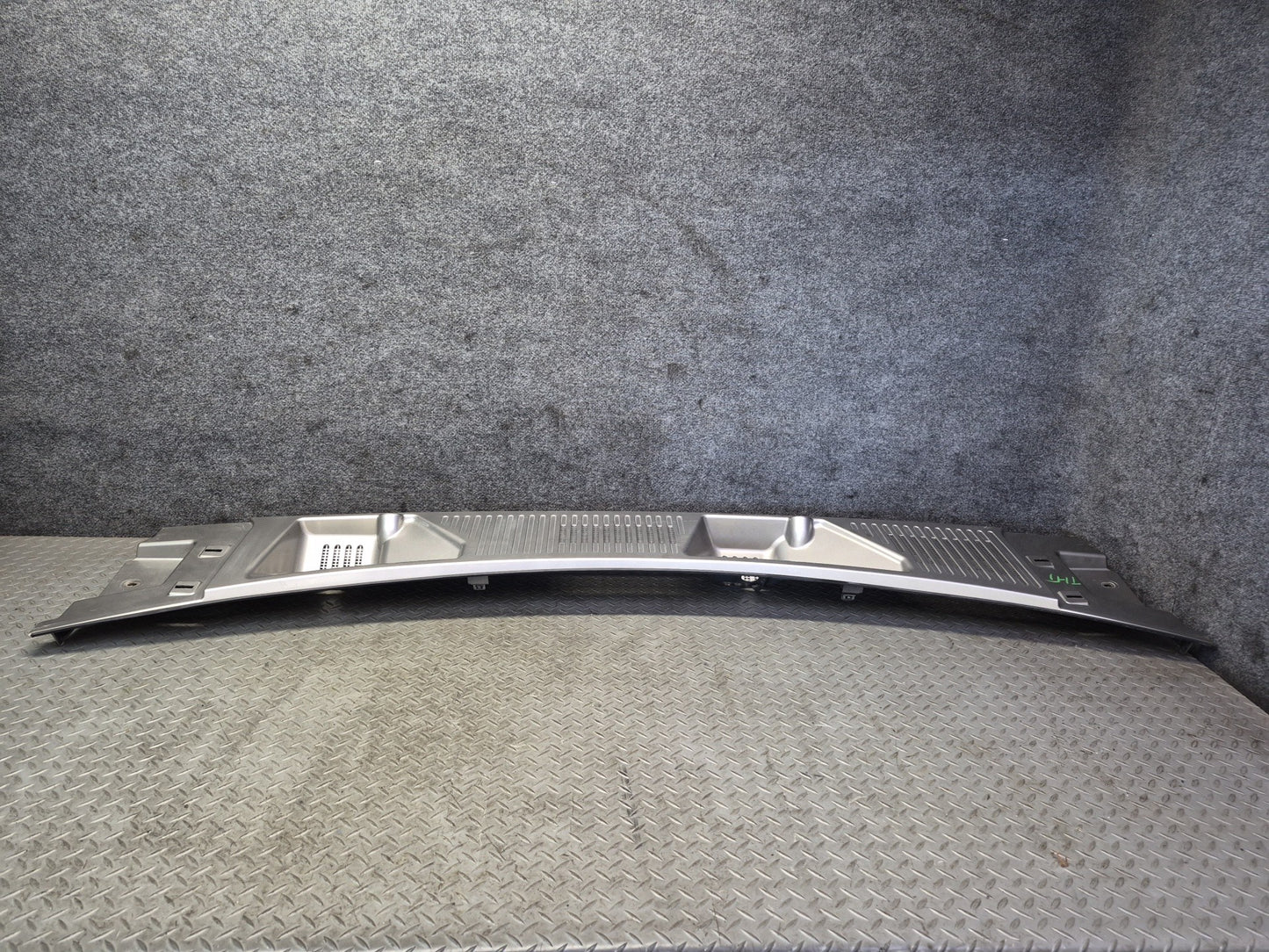 2003-2007 Hummer H2 Front Hood Cowl Vent Trim Panel Pewter Pearl 15211663
