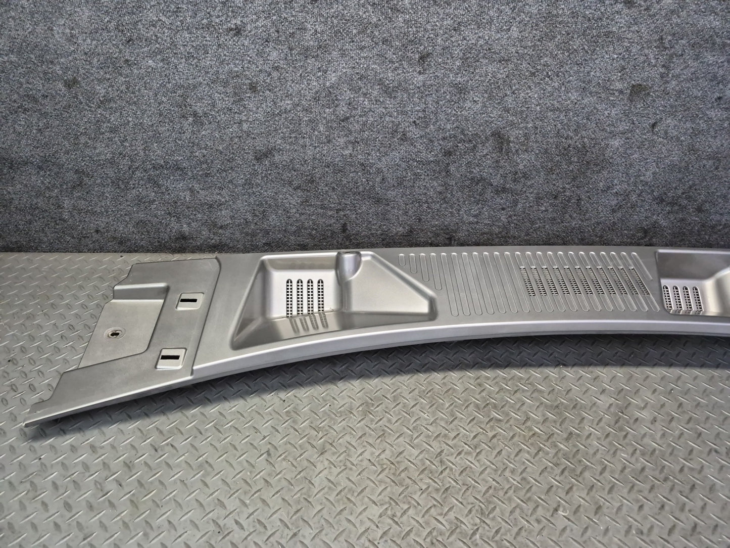 2003-2007 Hummer H2 Front Hood Cowl Vent Trim Panel Pewter Pearl 15211663