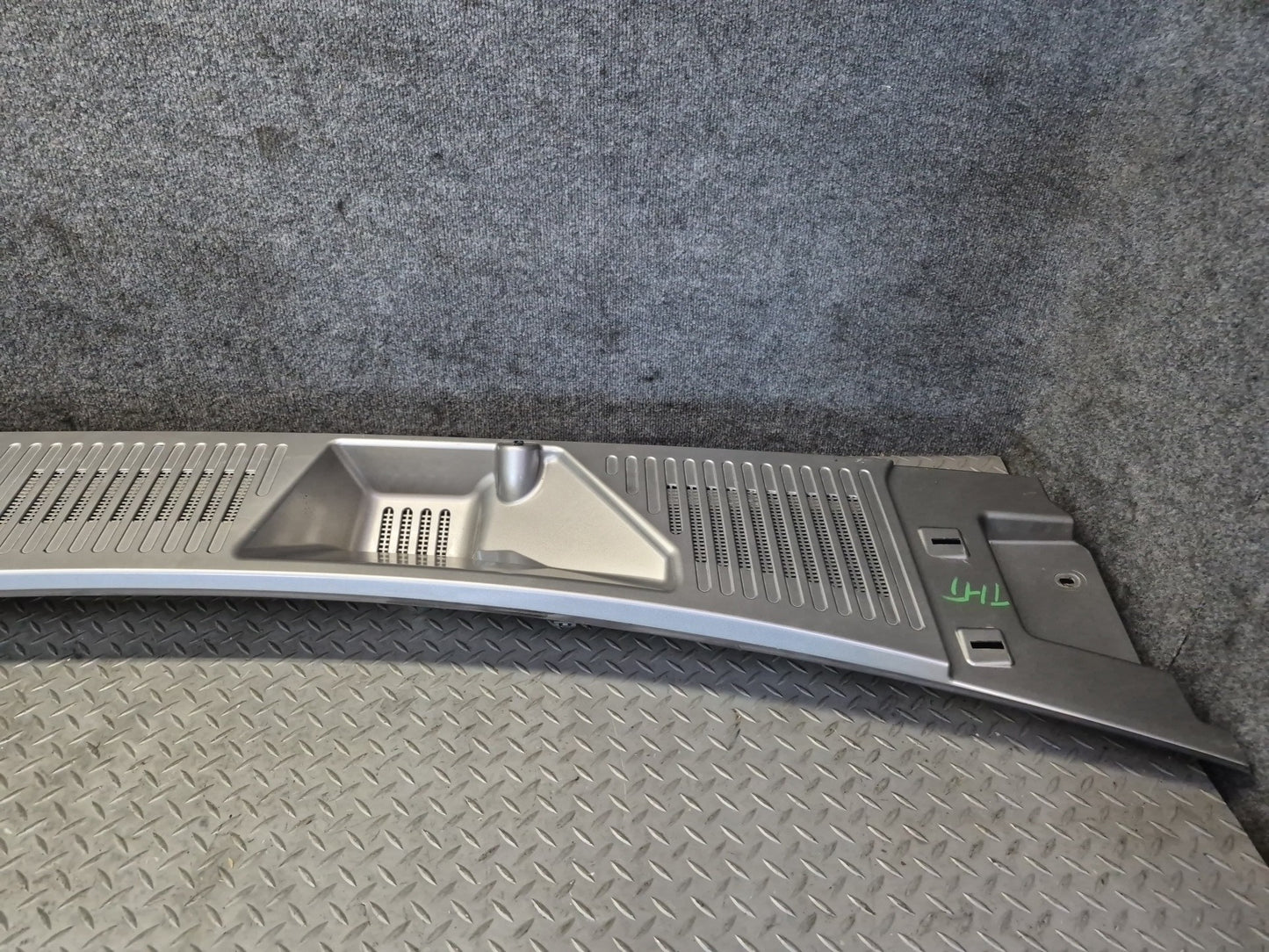 2003-2007 Hummer H2 Front Hood Cowl Vent Trim Panel Pewter Pearl 15211663