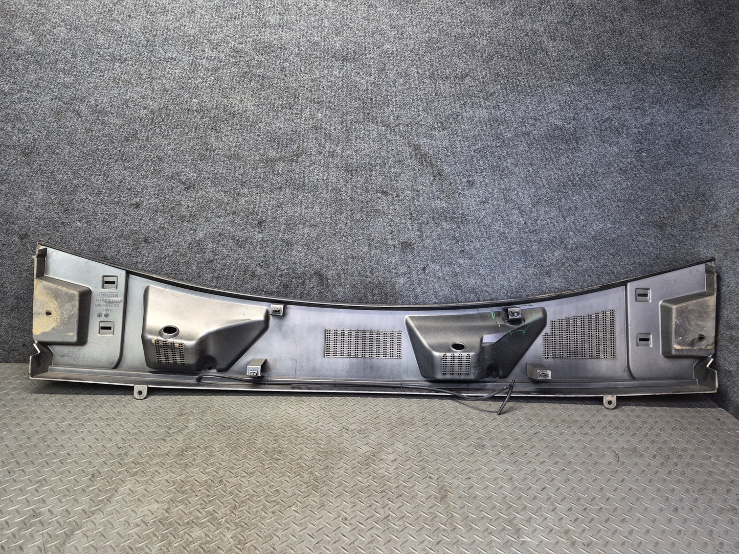 2003-2007 Hummer H2 Front Hood Cowl Vent Trim Panel Pewter Pearl 15211663
