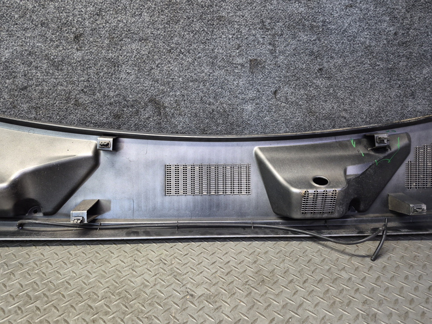 2003-2007 Hummer H2 Front Hood Cowl Vent Trim Panel Pewter Pearl 15211663