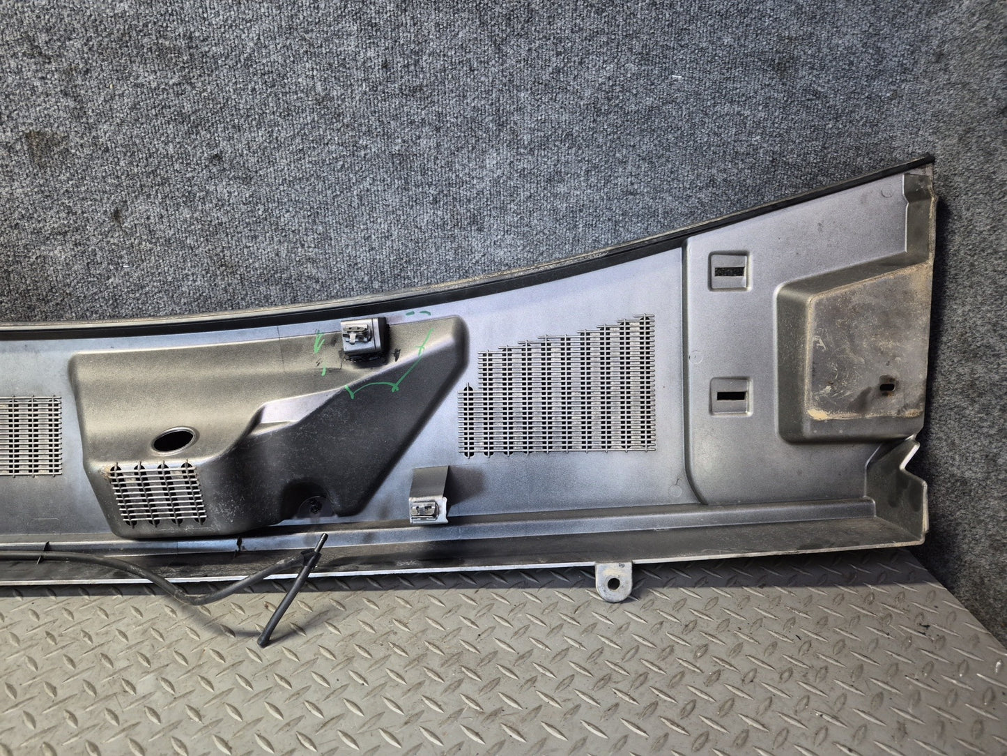 2003-2007 Hummer H2 Front Hood Cowl Vent Trim Panel Pewter Pearl 15211663
