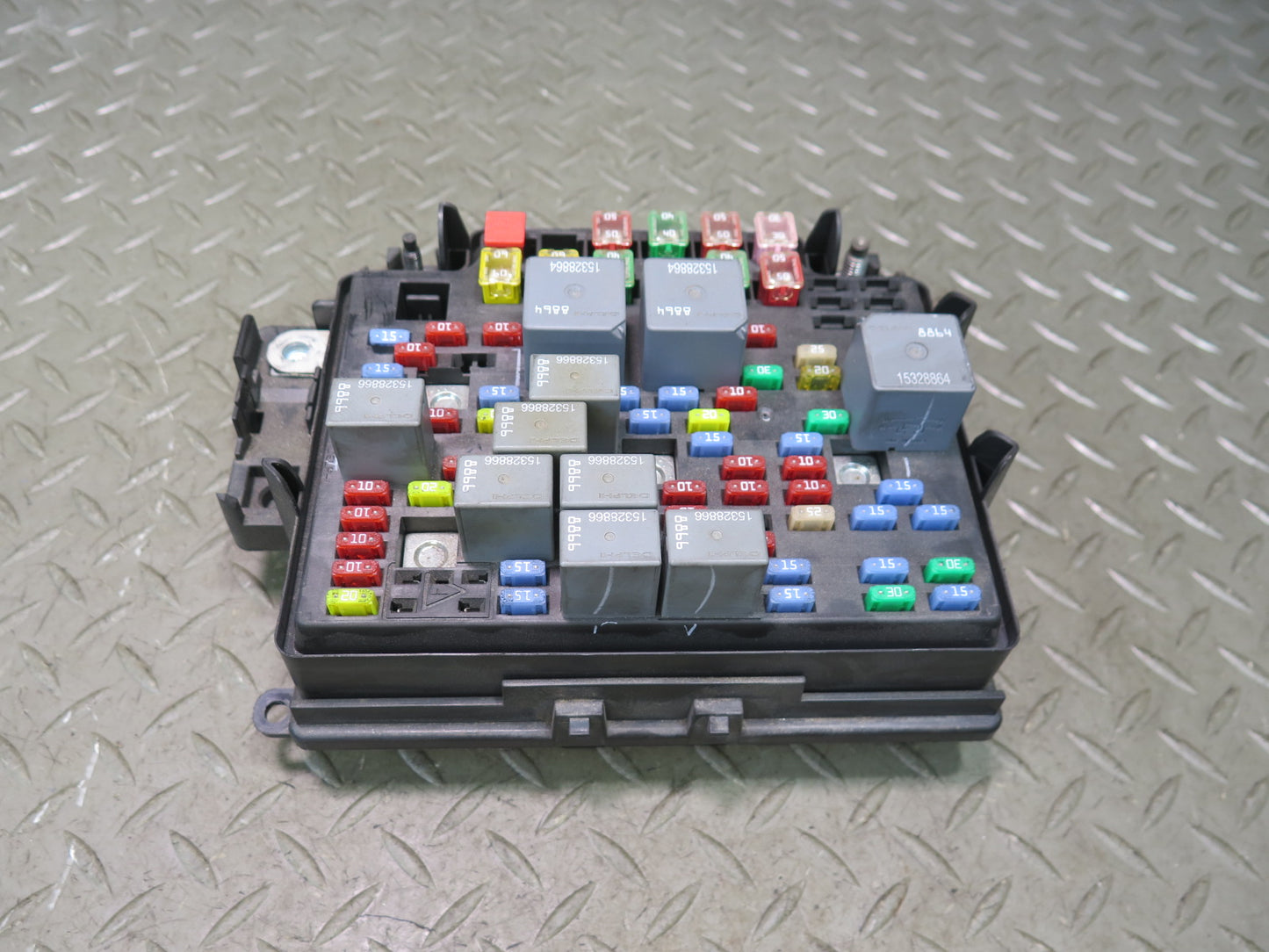 2005-2007 Hummer H2 Engine Bay Junction Fuse Relay Box 15115617