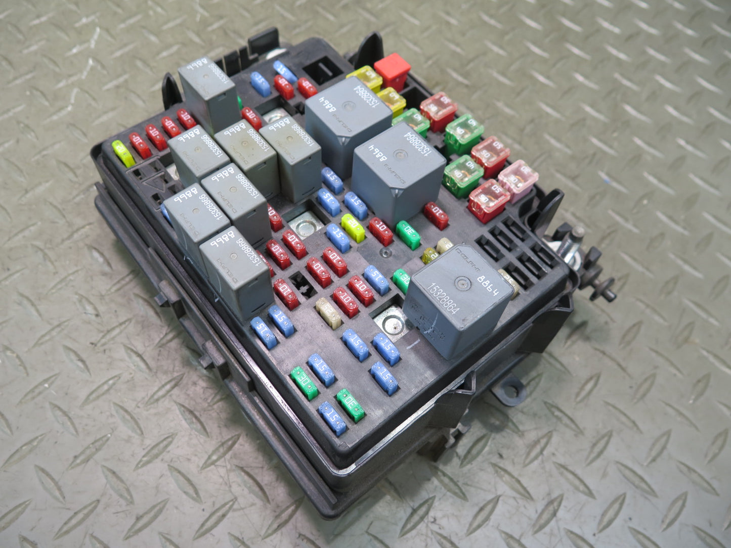 2005-2007 Hummer H2 Engine Bay Junction Fuse Relay Box 15115617