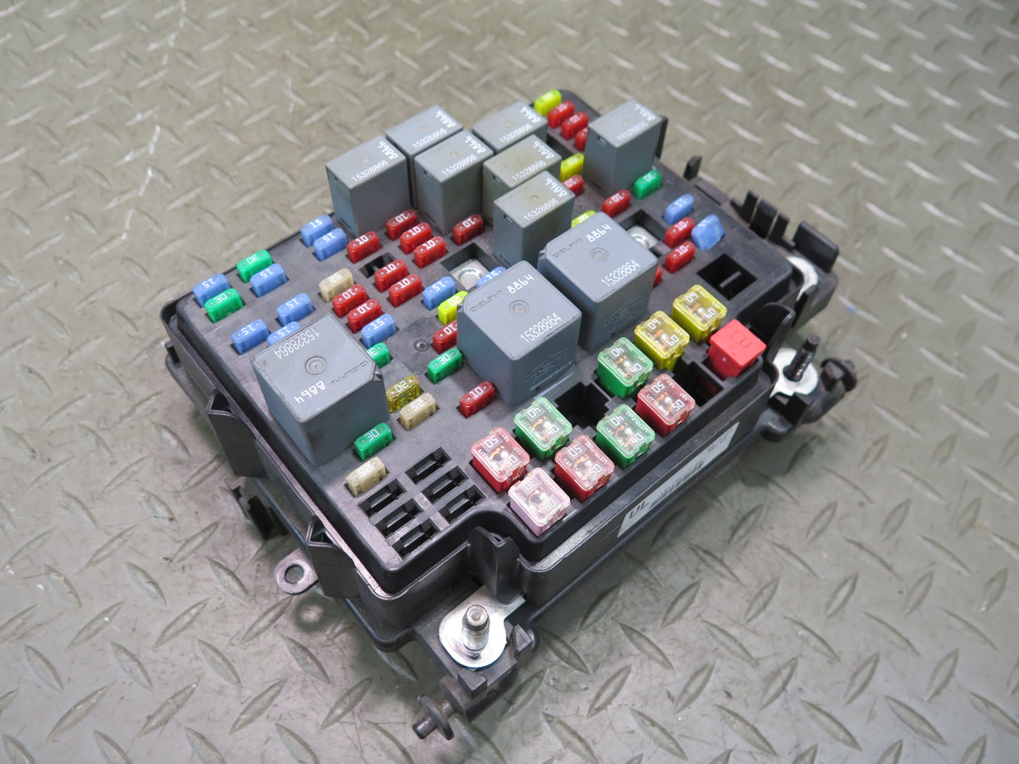 2005-2007 Hummer H2 Engine Bay Junction Fuse Relay Box 15115617