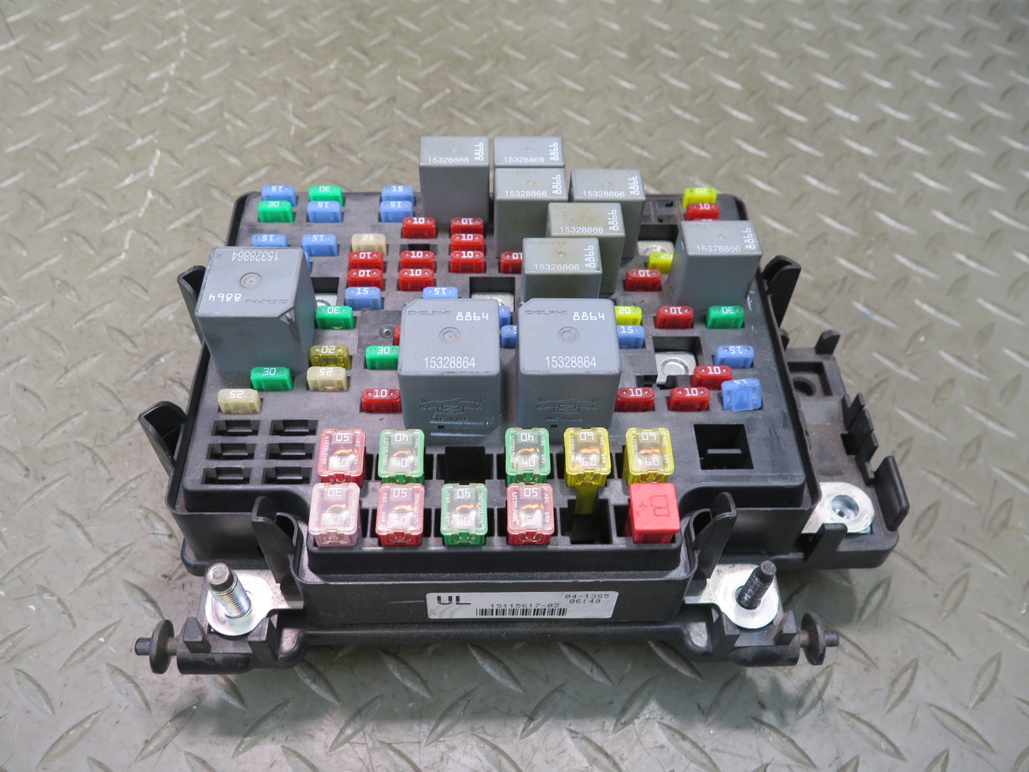 2005-2007 Hummer H2 Engine Bay Junction Fuse Relay Box 15115617