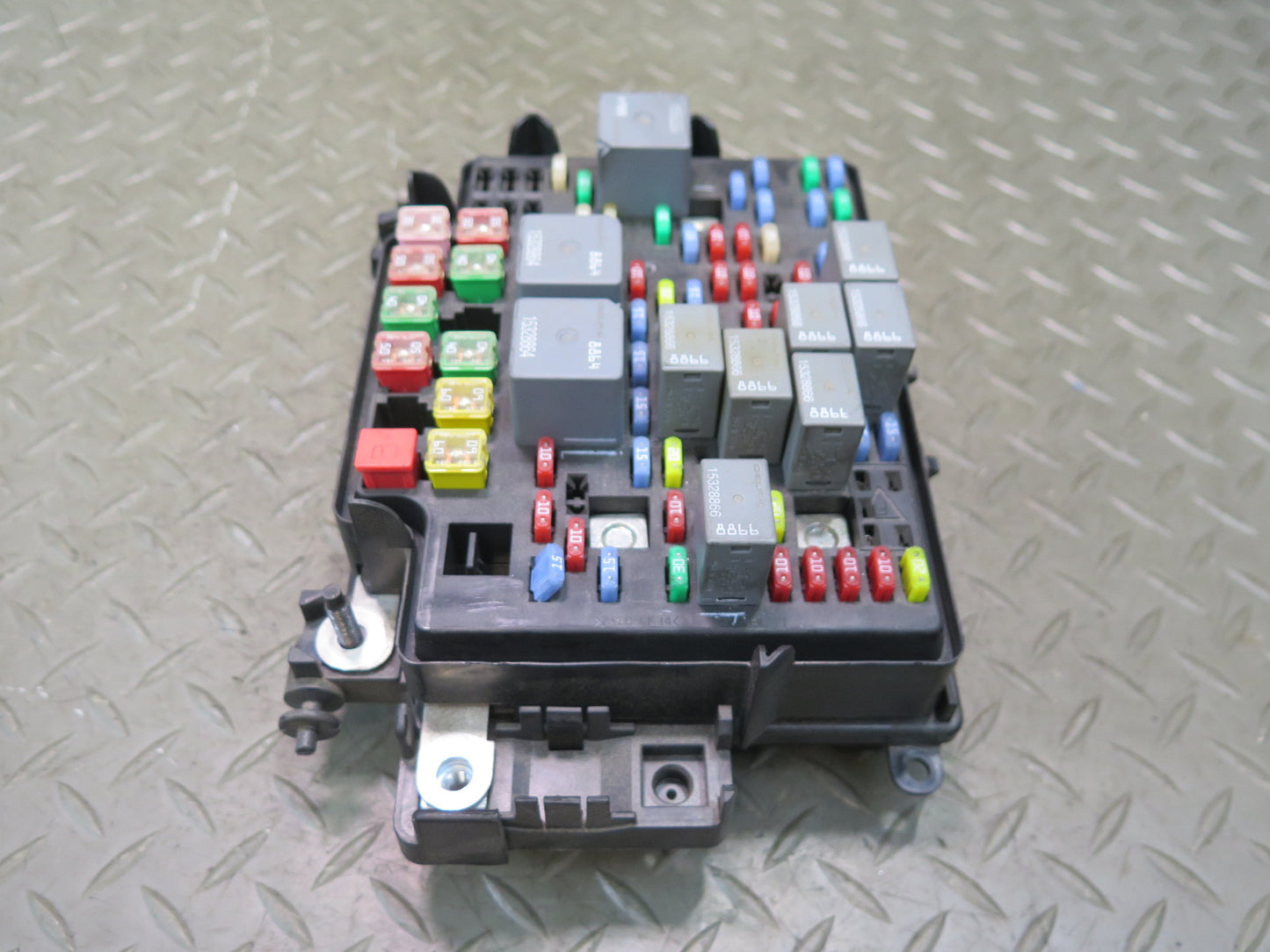 2005-2007 Hummer H2 Engine Bay Junction Fuse Relay Box 15115617