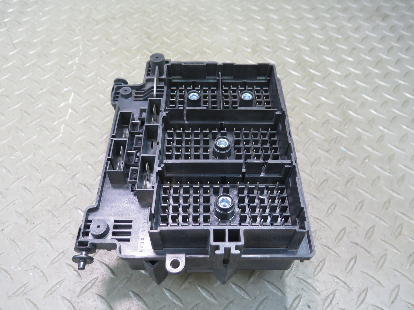 2005-2007 Hummer H2 Engine Bay Junction Fuse Relay Box 15115617