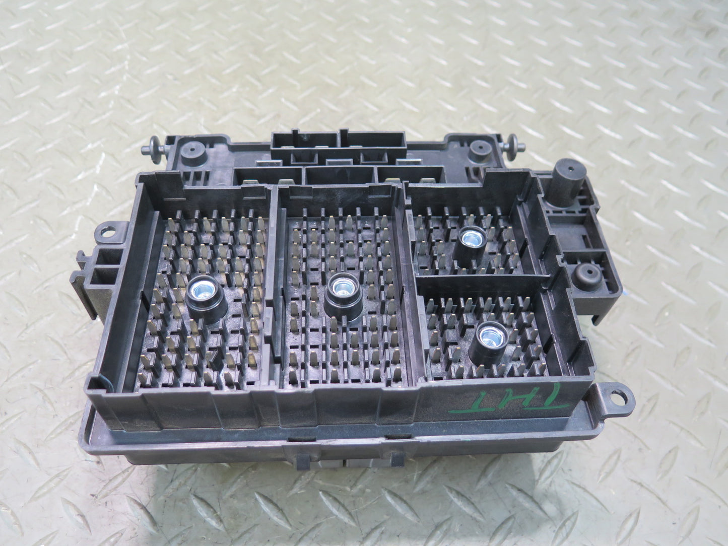 2005-2007 Hummer H2 Engine Bay Junction Fuse Relay Box 15115617