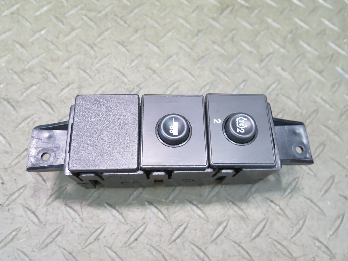 2003 -2007 Hummer H2 Dash Center Traction Control & TOW Haul Switch 15192440