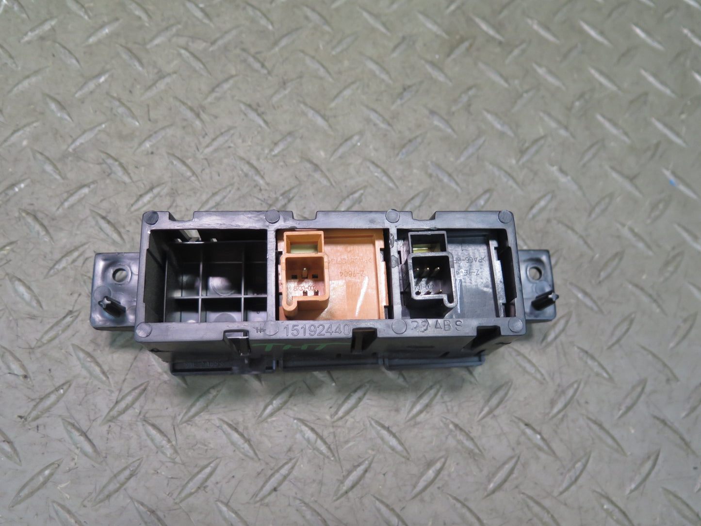 2003 -2007 Hummer H2 Dash Center Traction Control & TOW Haul Switch 15192440