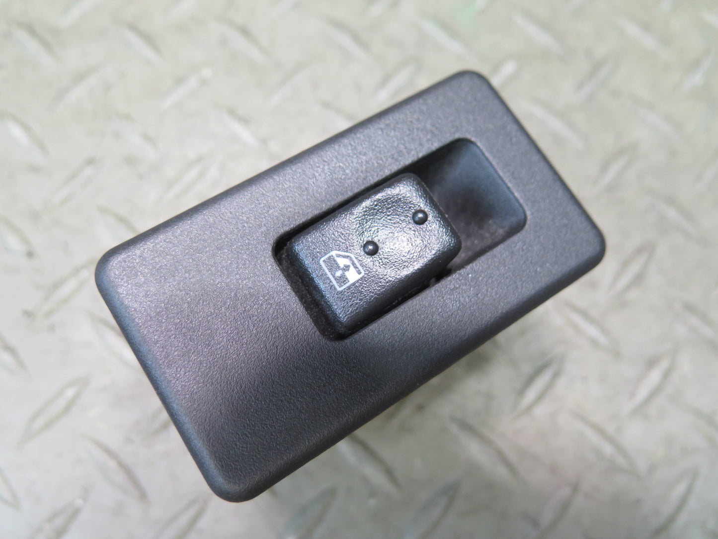 2003-2007 Hummer H2 Rear Left or Right Door Window Control Switch 15093146