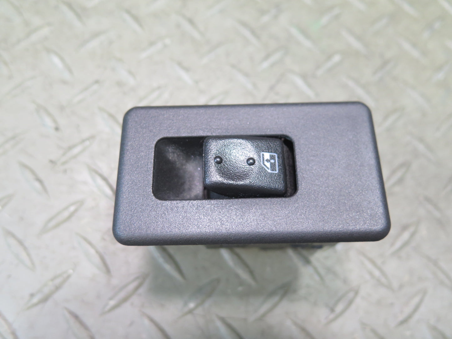 2003-2007 Hummer H2 Rear Left or Right Door Window Control Switch 15093146