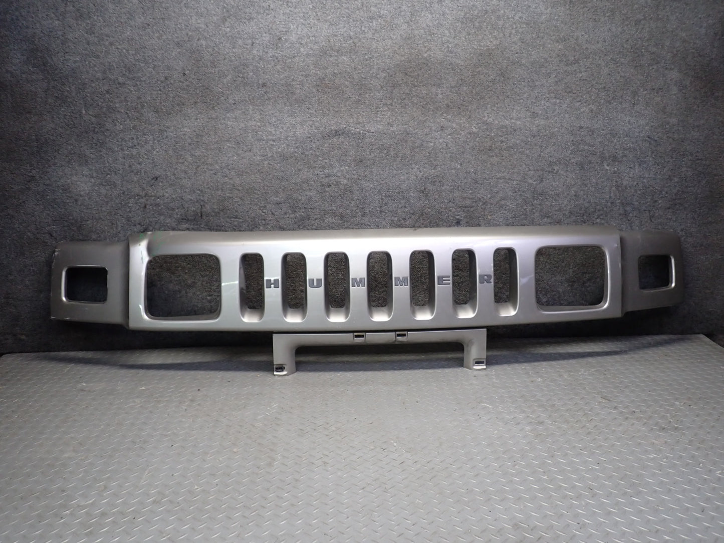 2003-2007 Hummer H2 Front Bumper Radiator Upper Grille 15177227