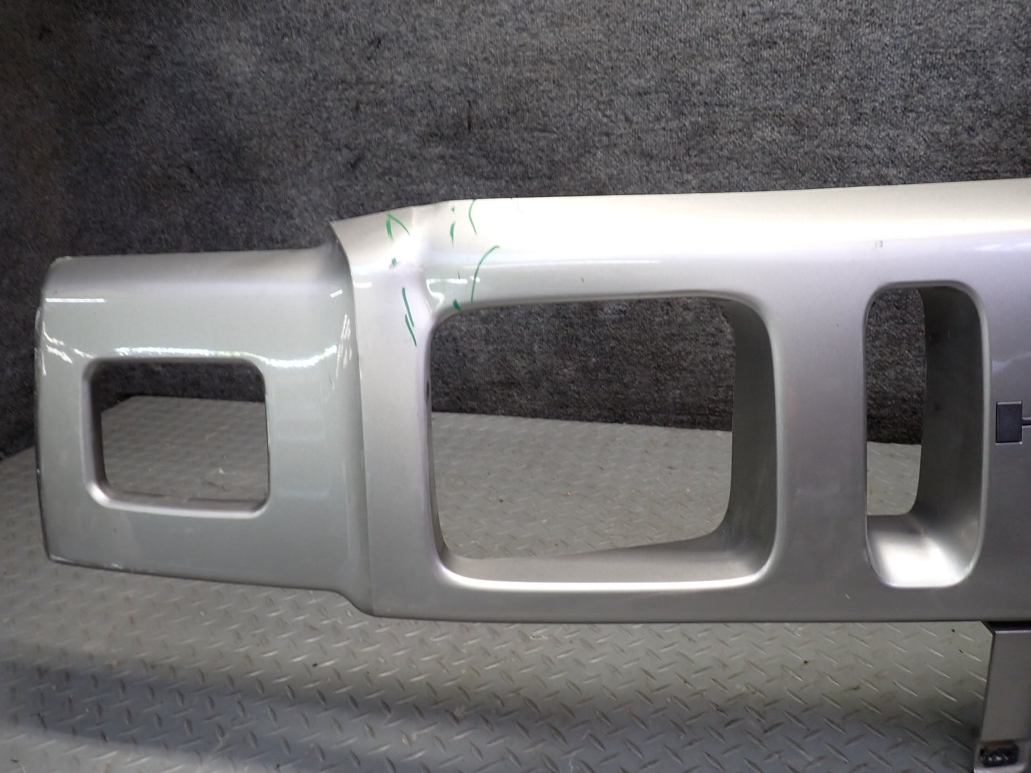 2003-2007 Hummer H2 Front Bumper Radiator Upper Grille 15177227