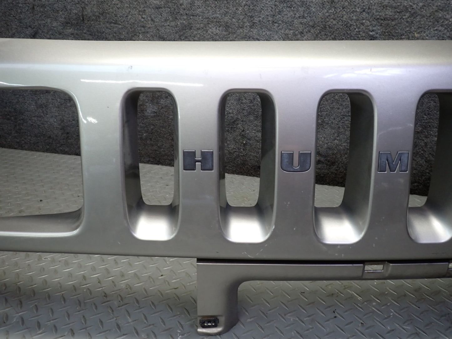 2003-2007 Hummer H2 Front Bumper Radiator Upper Grille 15177227
