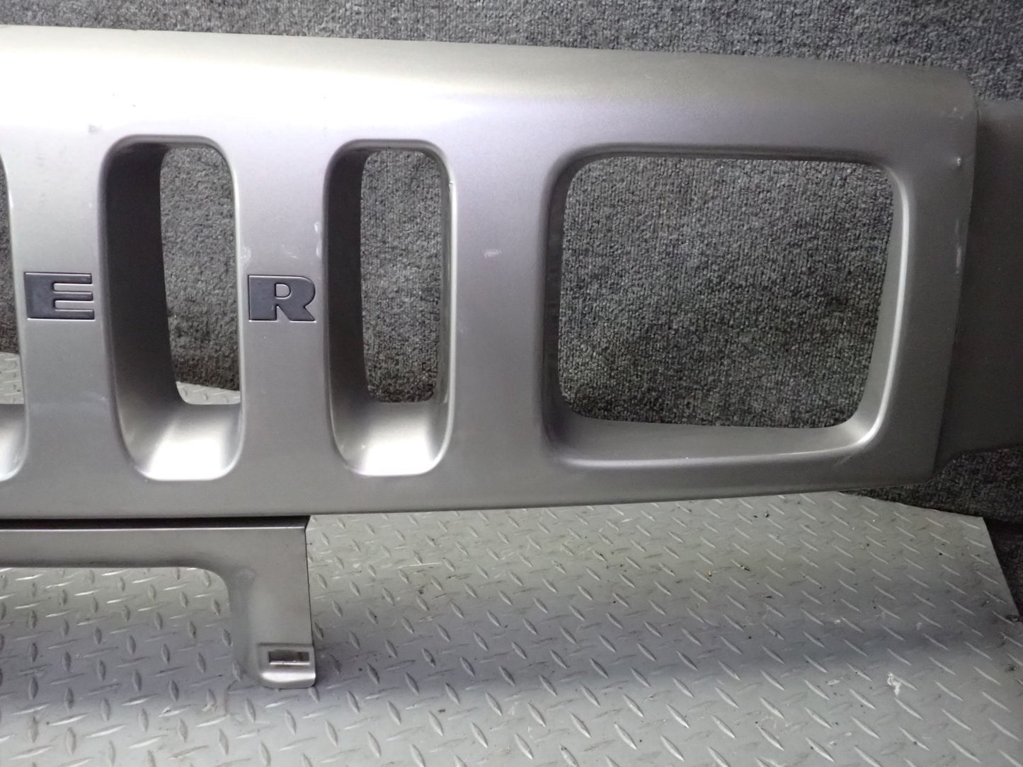 2003-2007 Hummer H2 Front Bumper Radiator Upper Grille 15177227