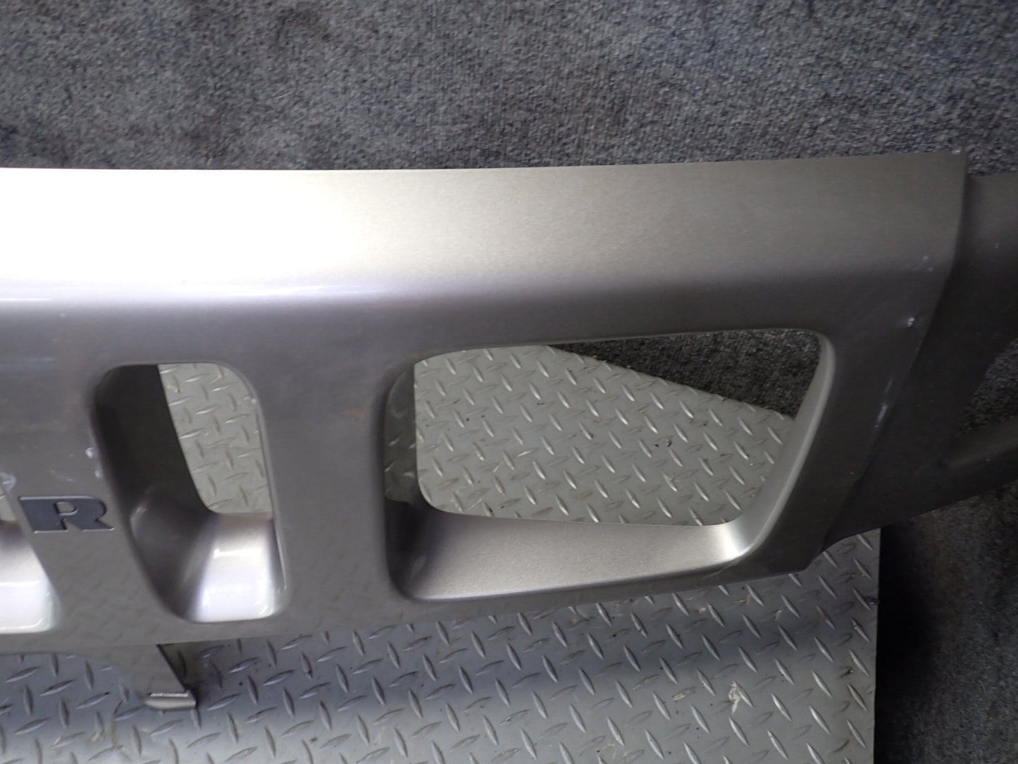 2003-2007 Hummer H2 Front Bumper Radiator Upper Grille 15177227