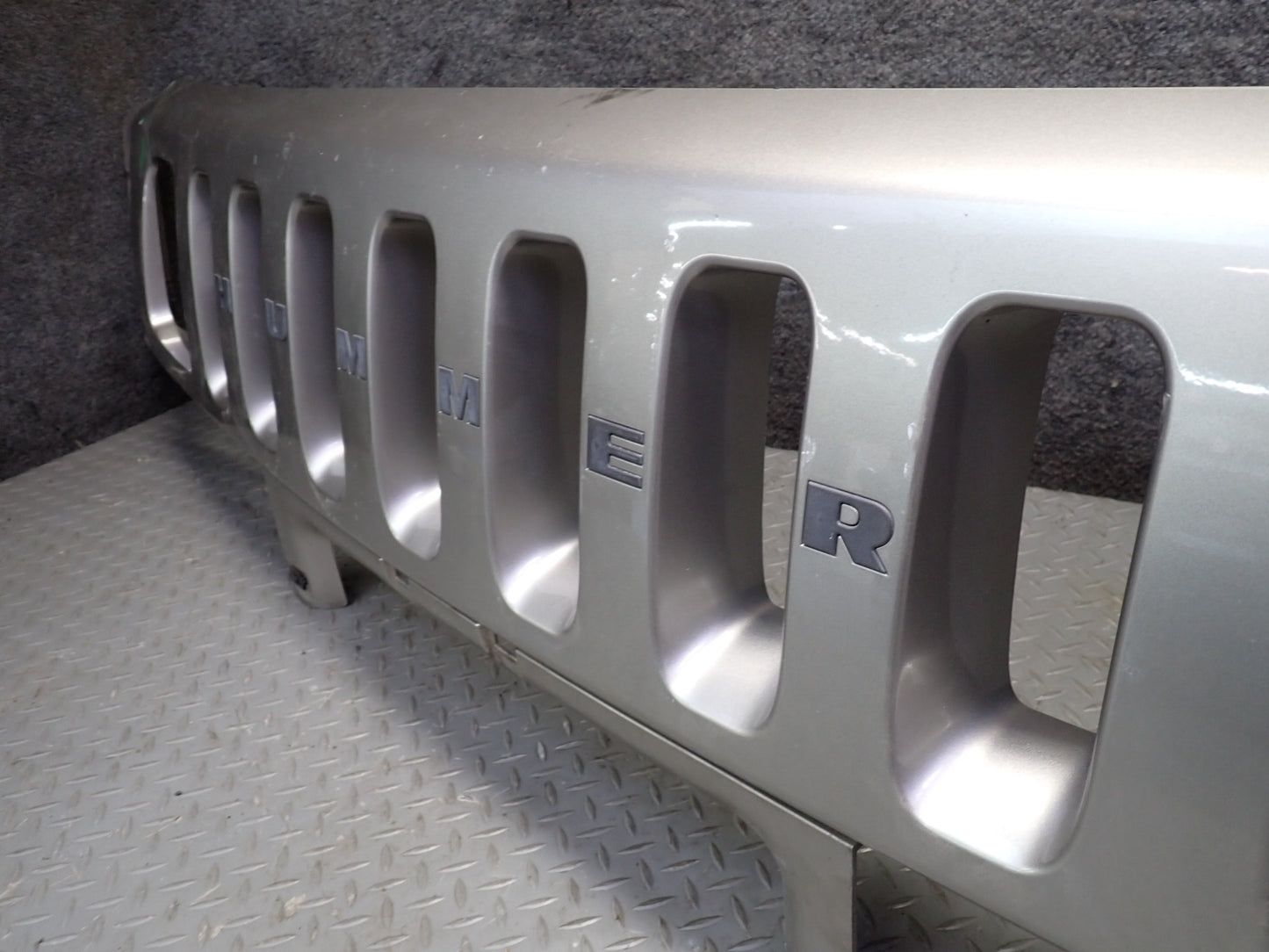 2003-2007 Hummer H2 Front Bumper Radiator Upper Grille 15177227