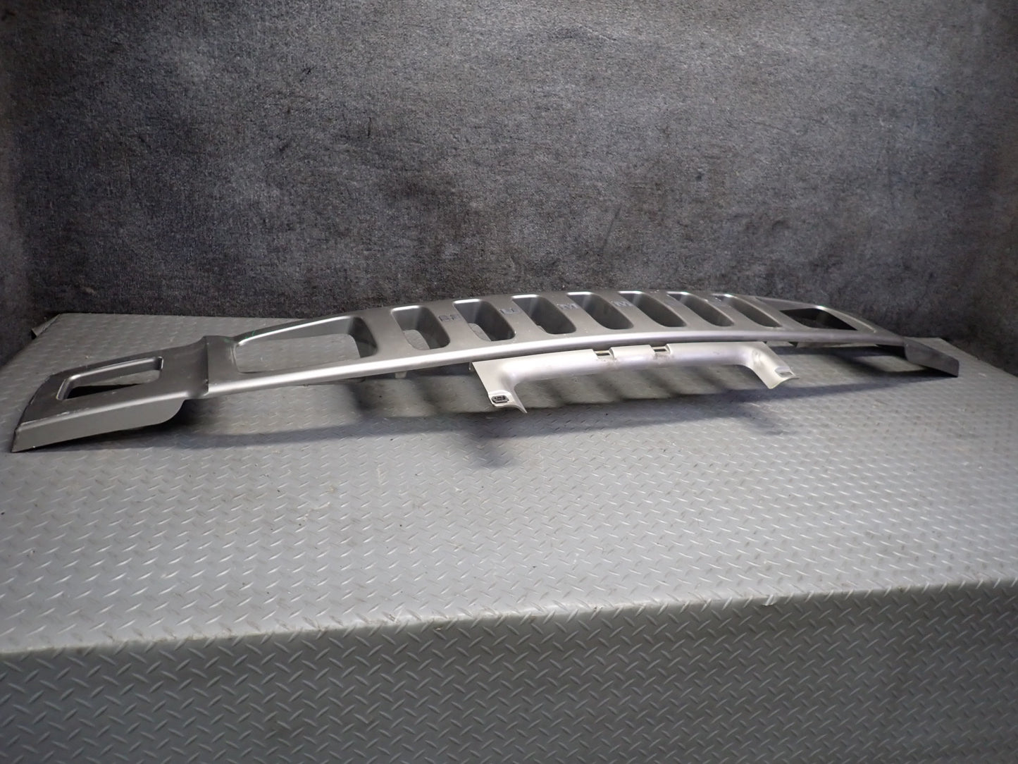 2003-2007 Hummer H2 Front Bumper Radiator Upper Grille 15177227
