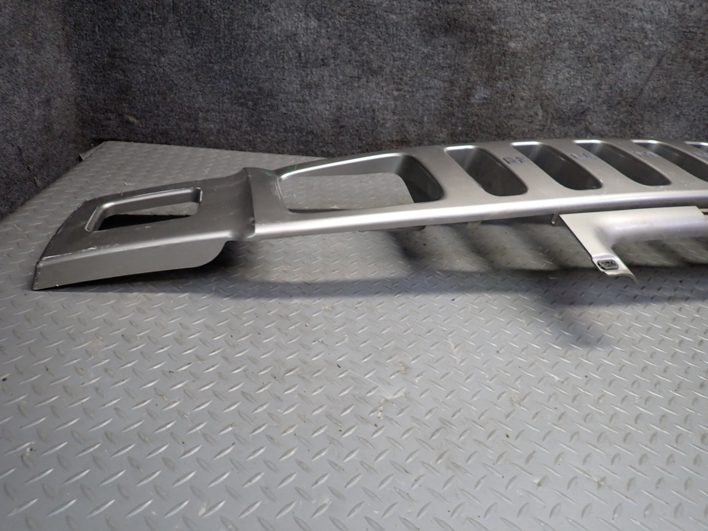 2003-2007 Hummer H2 Front Bumper Radiator Upper Grille 15177227