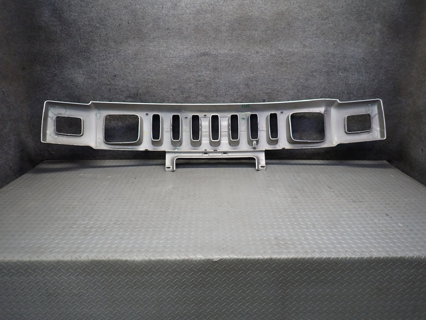 2003-2007 Hummer H2 Front Bumper Radiator Upper Grille 15177227