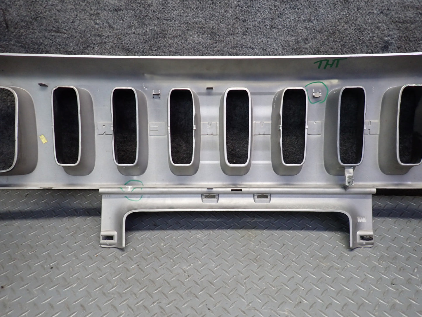 2003-2007 Hummer H2 Front Bumper Radiator Upper Grille 15177227