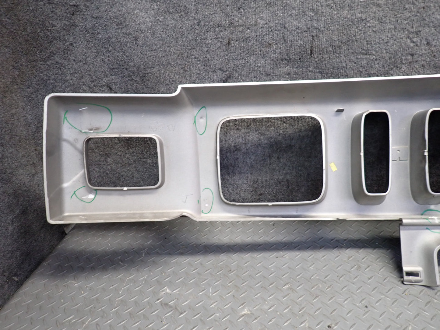 2003-2007 Hummer H2 Front Bumper Radiator Upper Grille 15177227