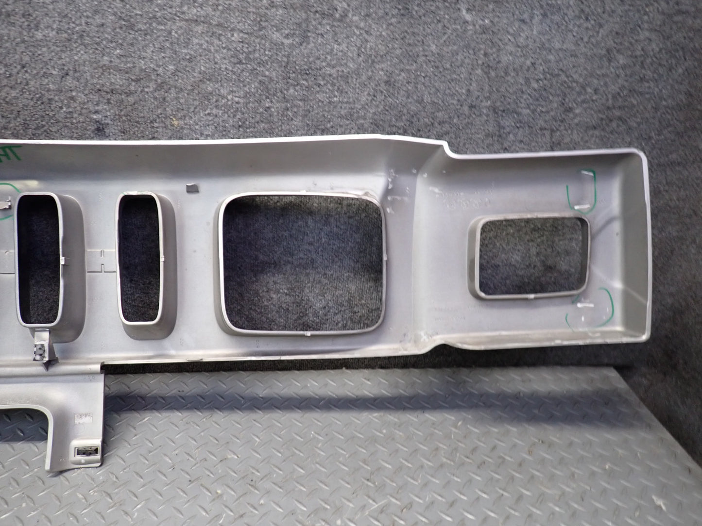 2003-2007 Hummer H2 Front Bumper Radiator Upper Grille 15177227