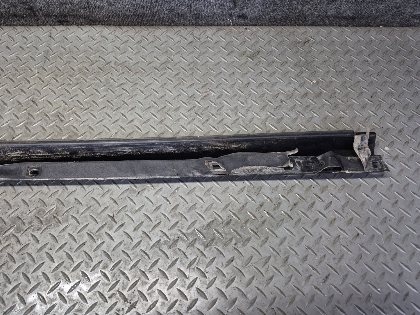 2003-2007 Hummer H2 Front Right Roof Rail Trim Cover Molding 15241412