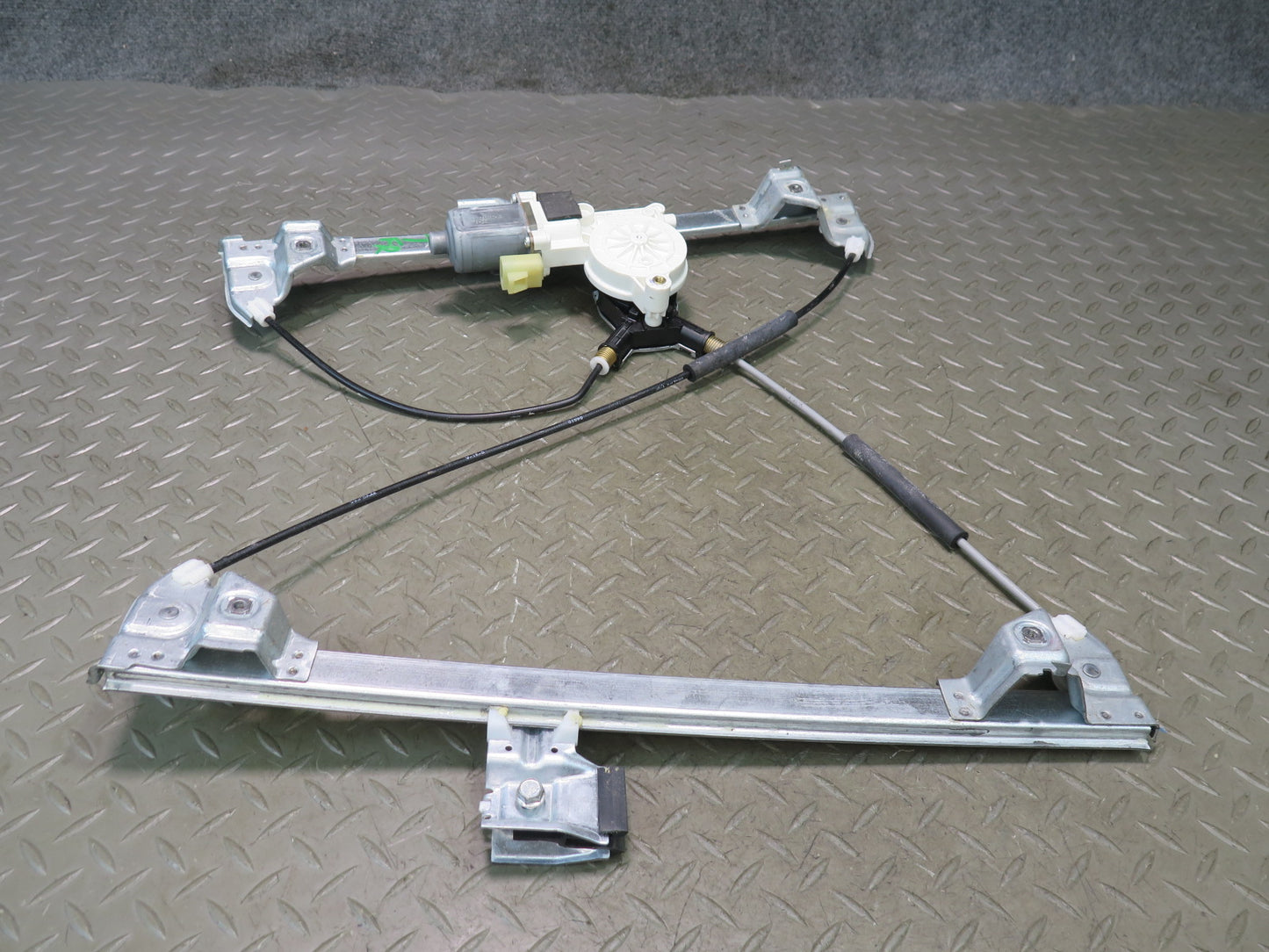2003-2009 Hummer H2 Front Right Door Window Regulator w Motor