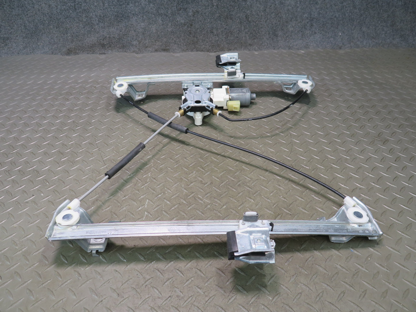 2003-2009 Hummer H2 Front Right Door Window Regulator w Motor