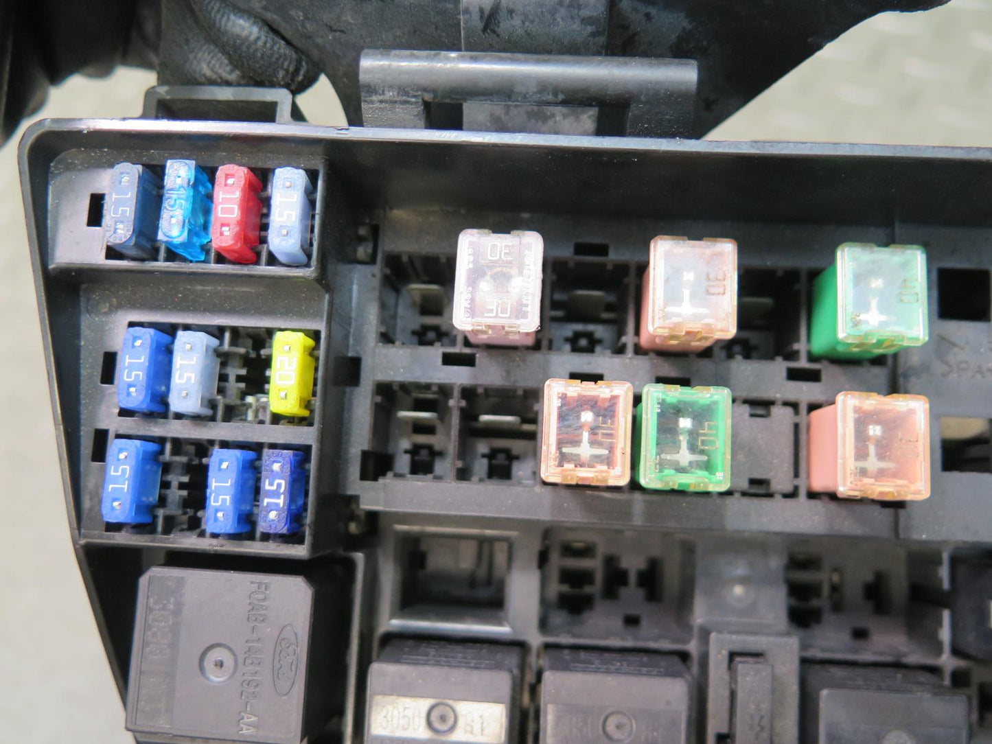 02-05 Ford Thunderbird Engine Bay Fuse Relay Box Module OEM