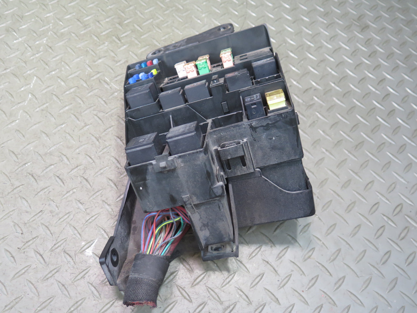 02-05 Ford Thunderbird Engine Bay Fuse Relay Box Module OEM